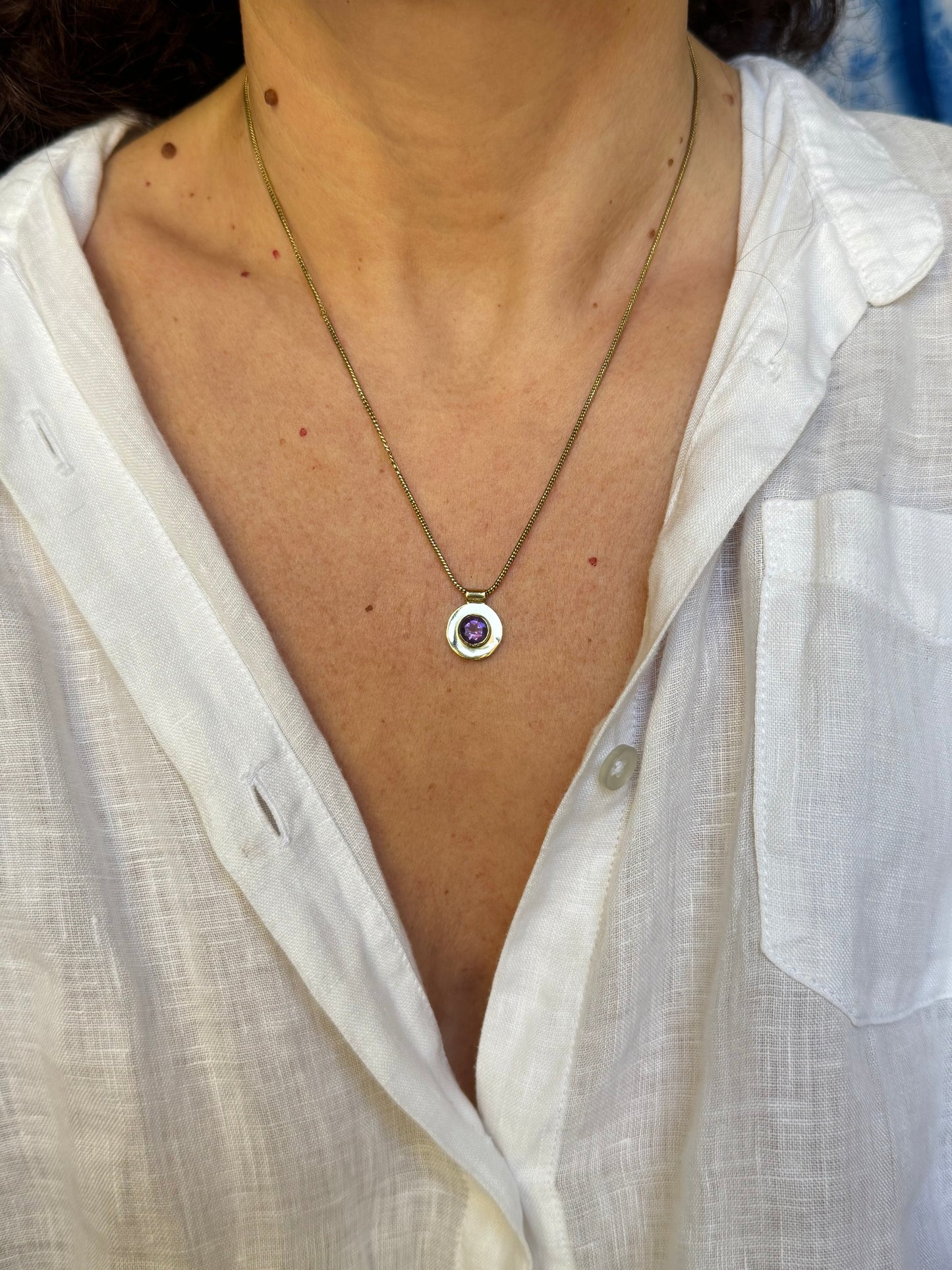 Collana boho dorata con ciondolo viola