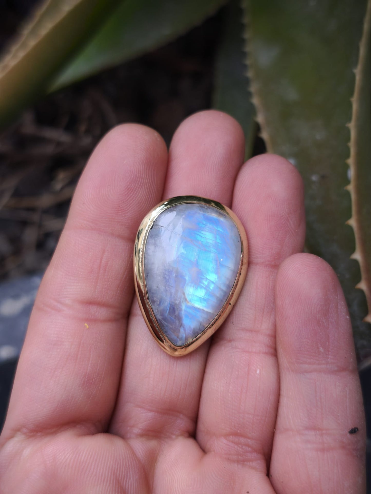 Anello boho dorato pietra di luna arcobaleno Maila