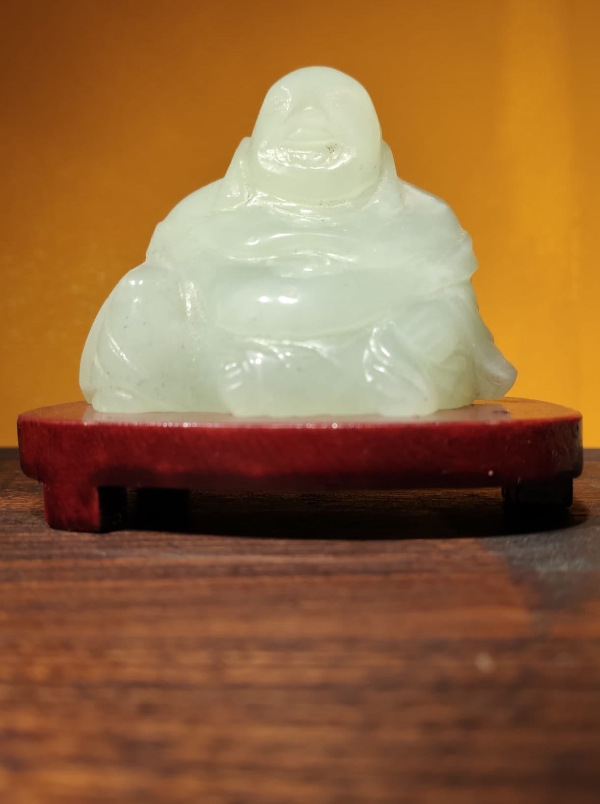 Buddha auf Sockel, harte Steine, indische Jade, grüne Jade