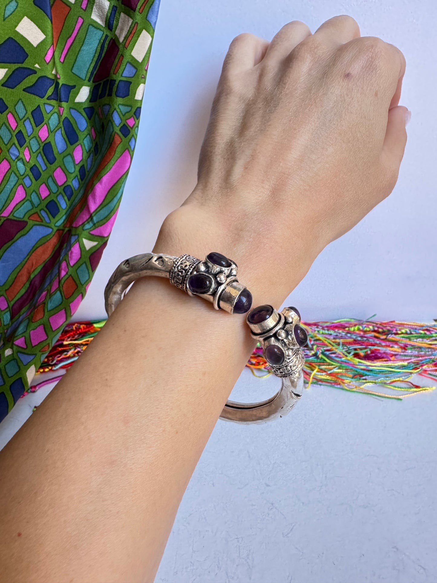 Bracciale boho argentato viola