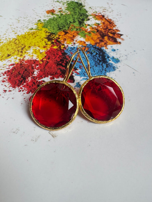 Runde Ohrringe aus rotem Stein