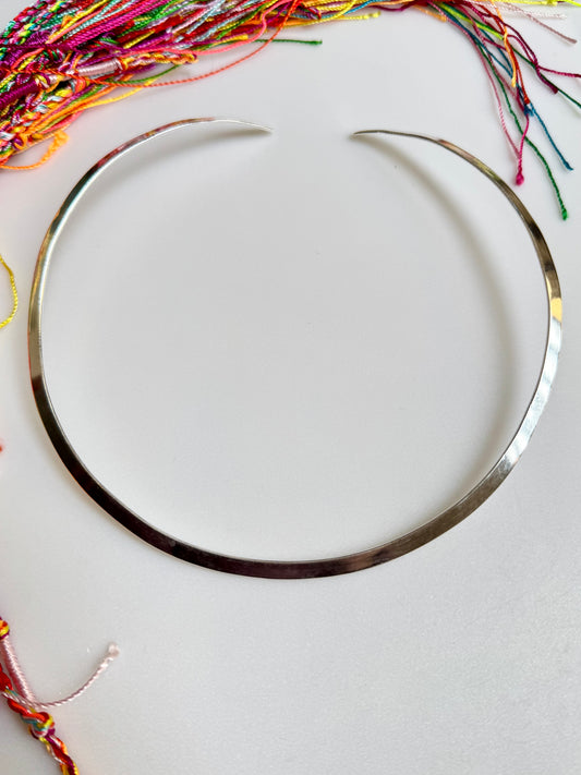 Dünnes glattes, silberfarbenes Halsband