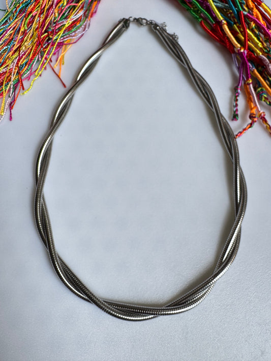 47 cm lange Choker-Halskette aus 16 Karat Stahl mit gedrehter Schlange