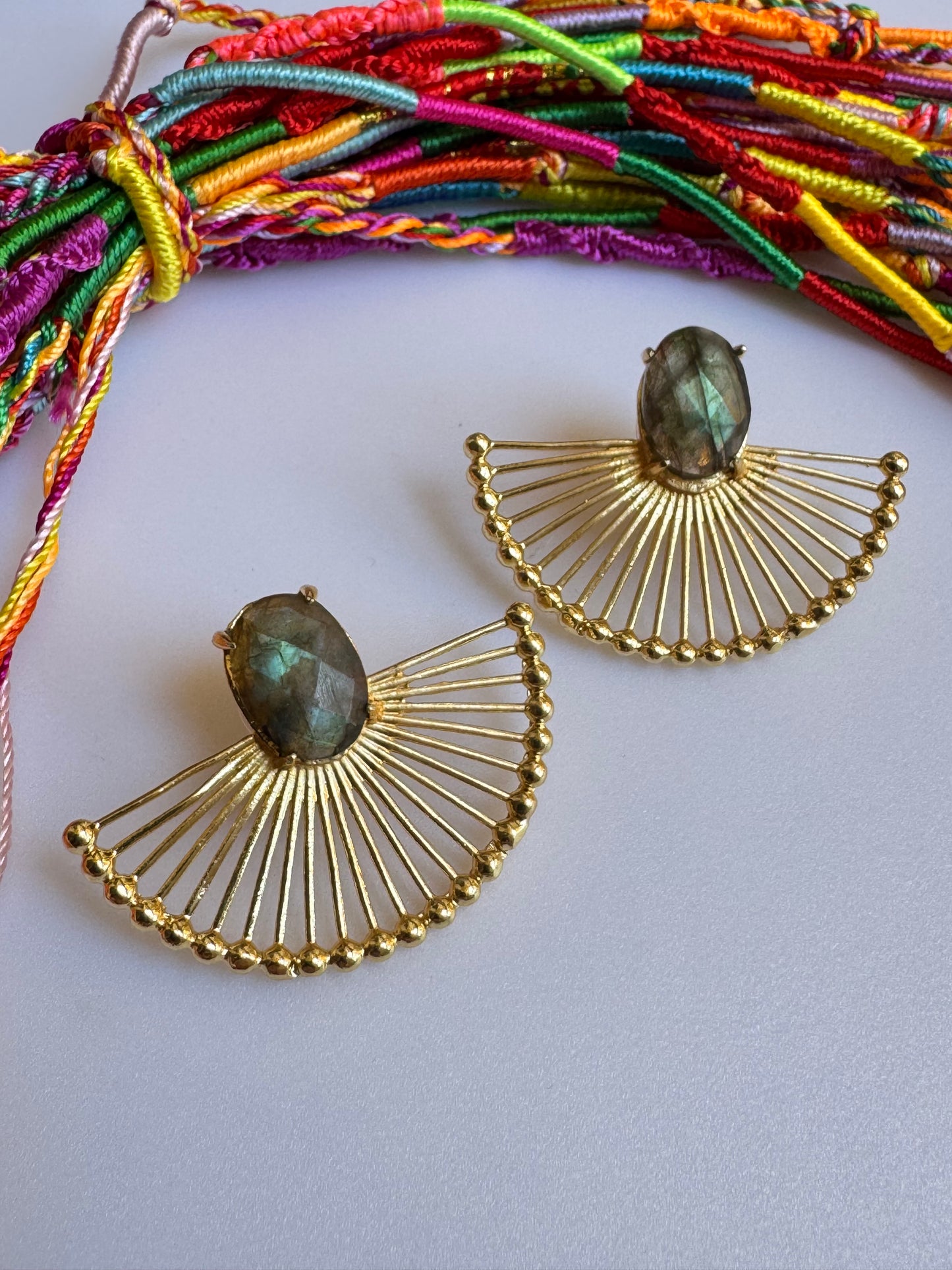 Schillernde goldene Halbcreolen