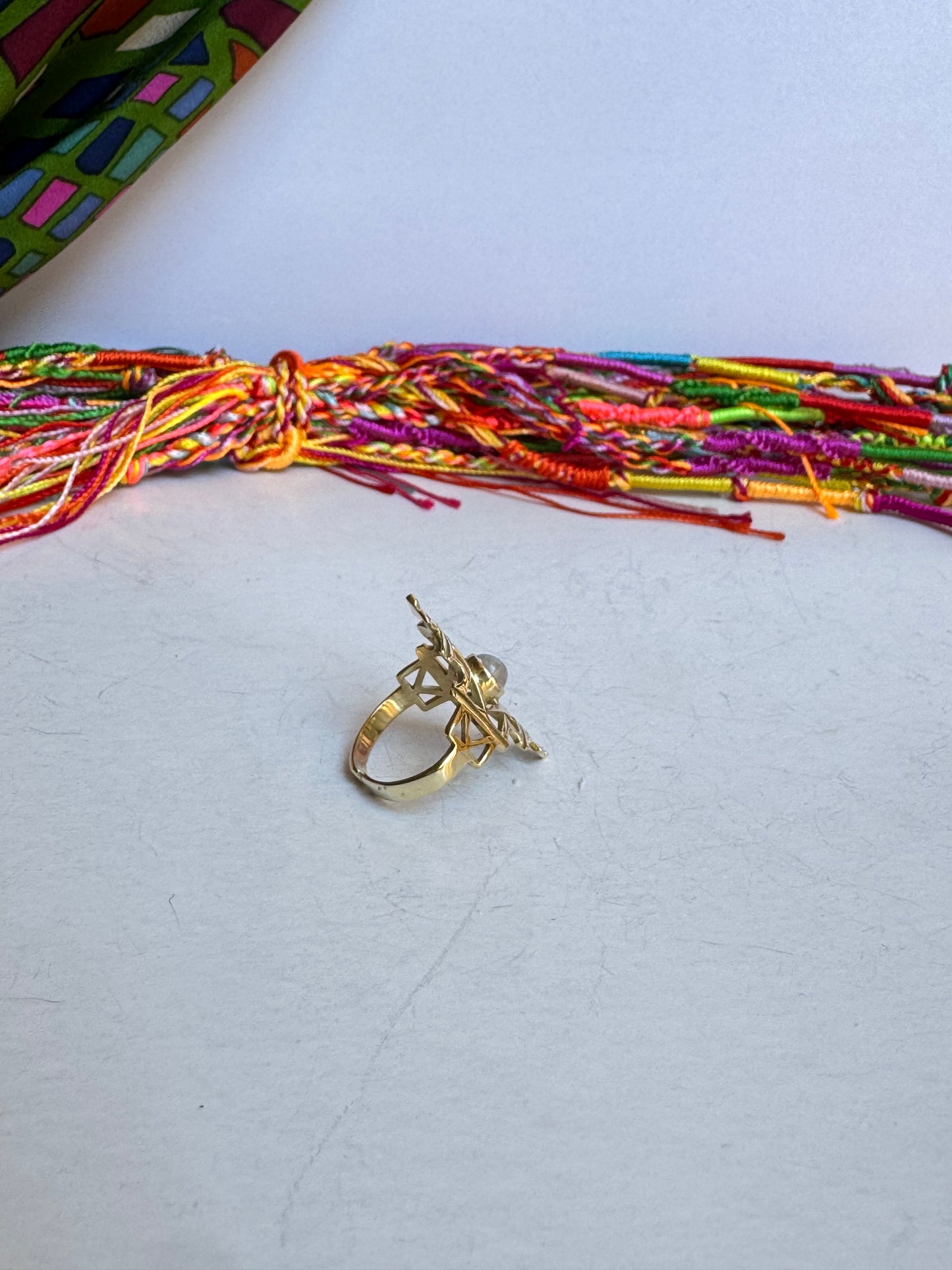 Anello boho dorato pietra di luna arcobaleno
