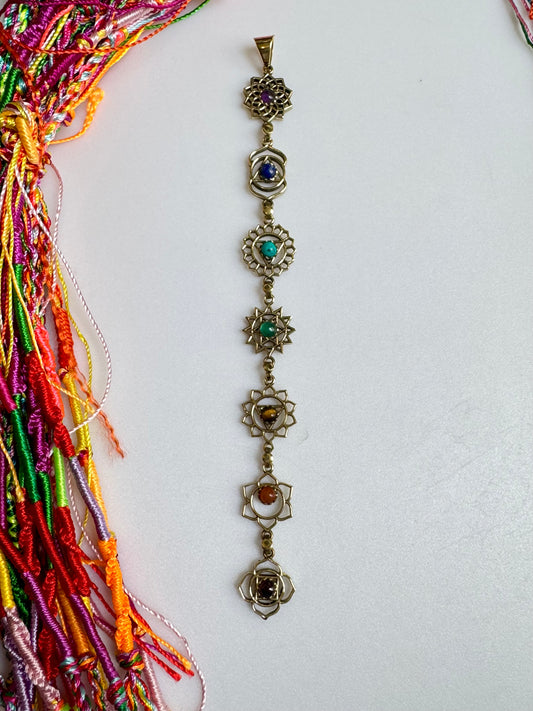 Goldene Halskette mit sieben Chakra-Symbolen und Farbanhänger