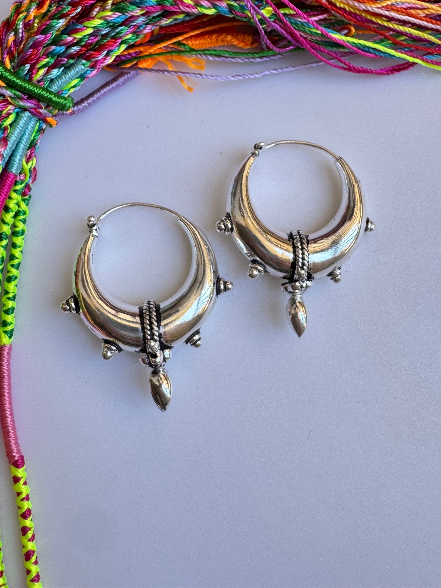 Orecchini boho argentati cerchi tribali punta