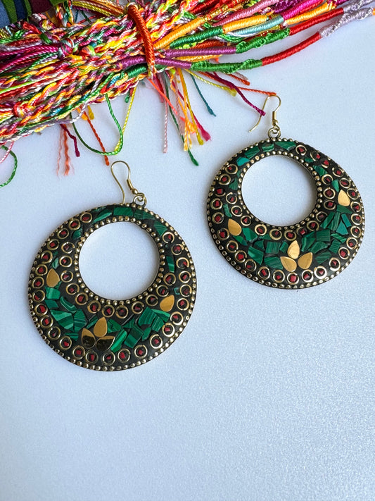 Grüner und roter nepalesischer Mosaikohrring