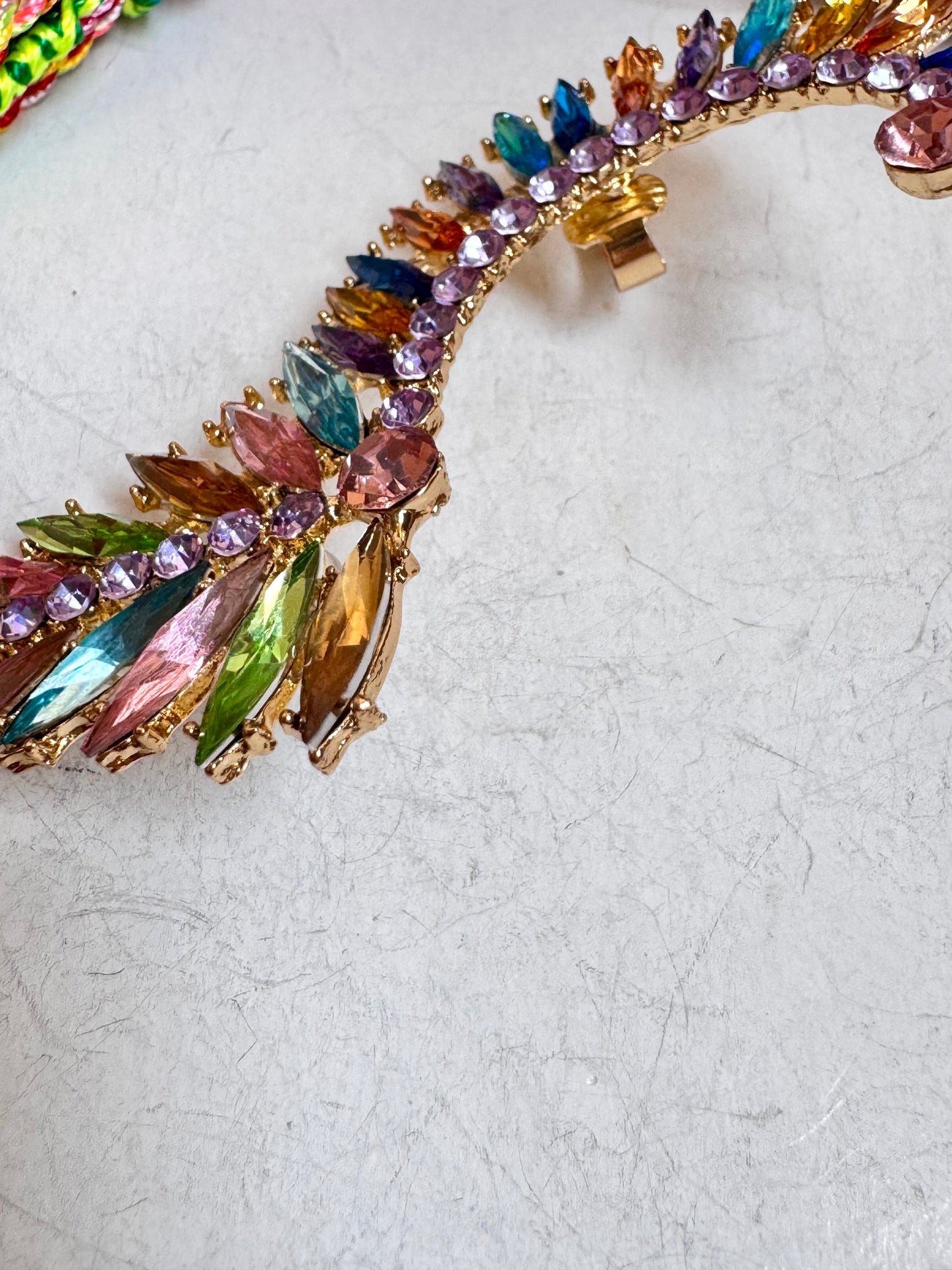 Orecchino singolo ear climber con cristalli multicolore sinistra