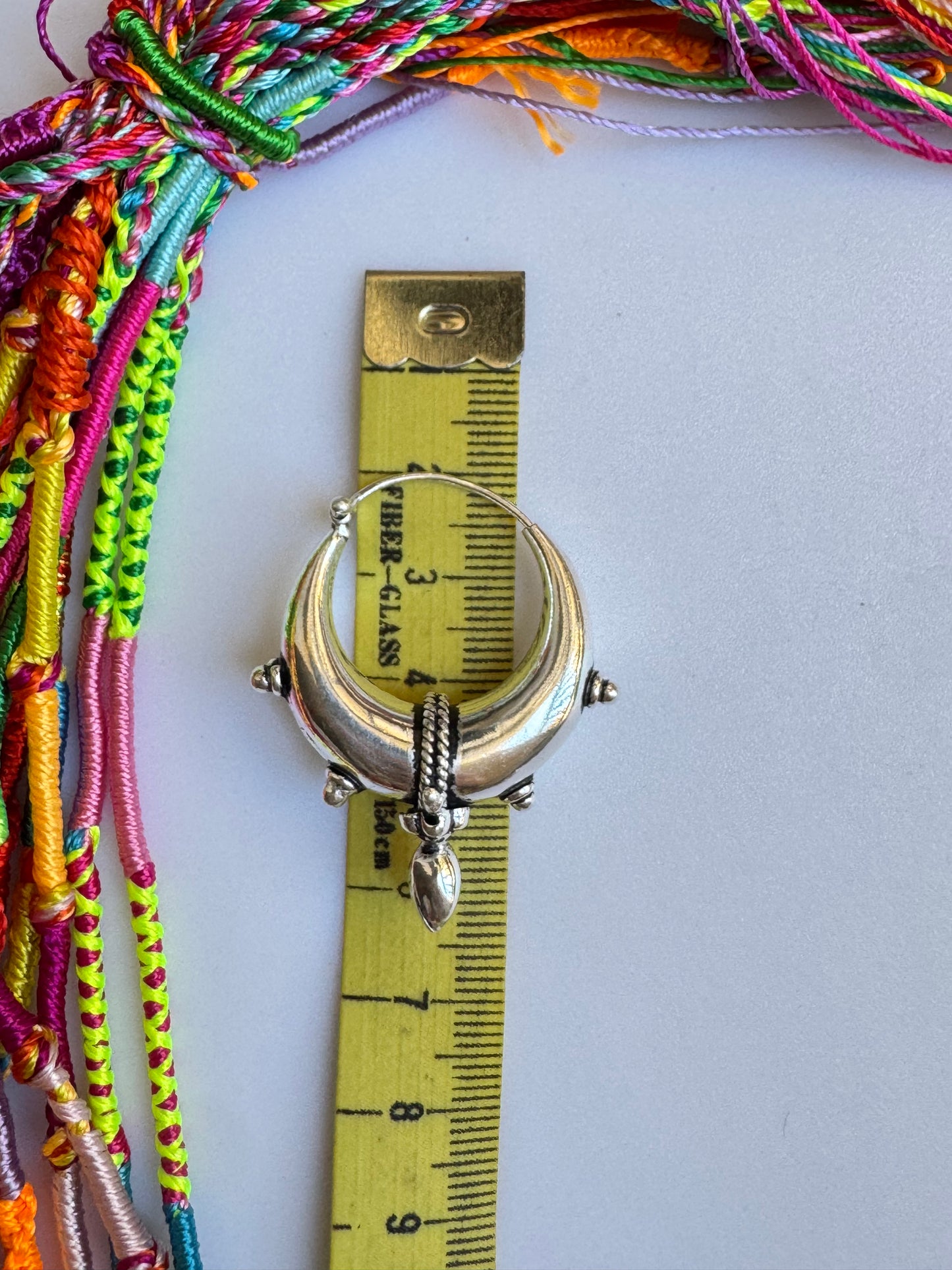 Orecchini boho argentati cerchi tribali punta