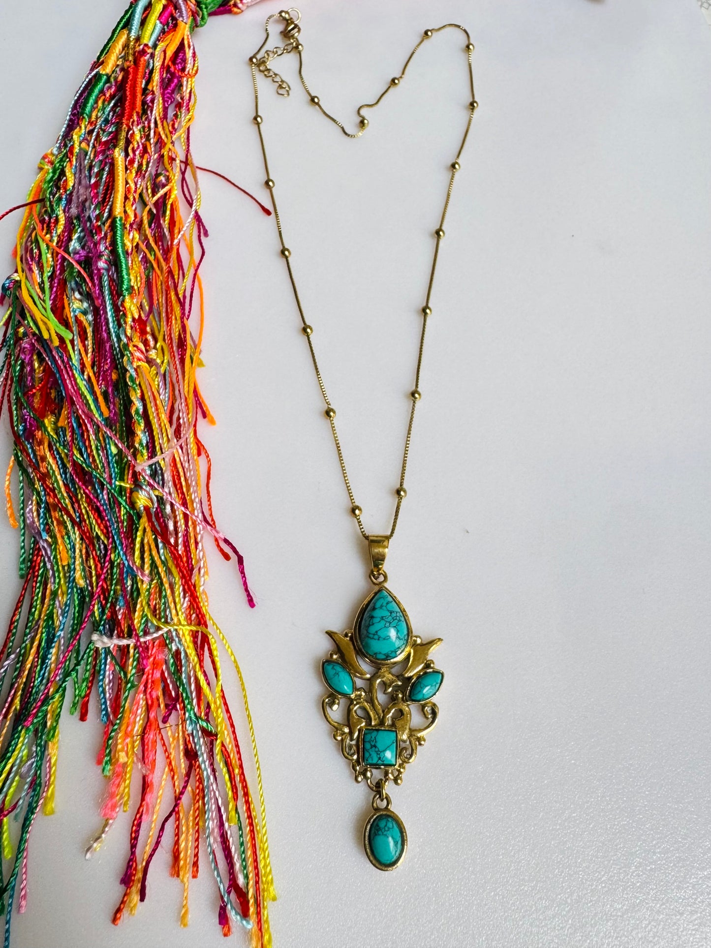 Collana boho dorata con ciondolo turchese