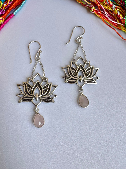 Orecchini boho argentato fiore di loto rosa