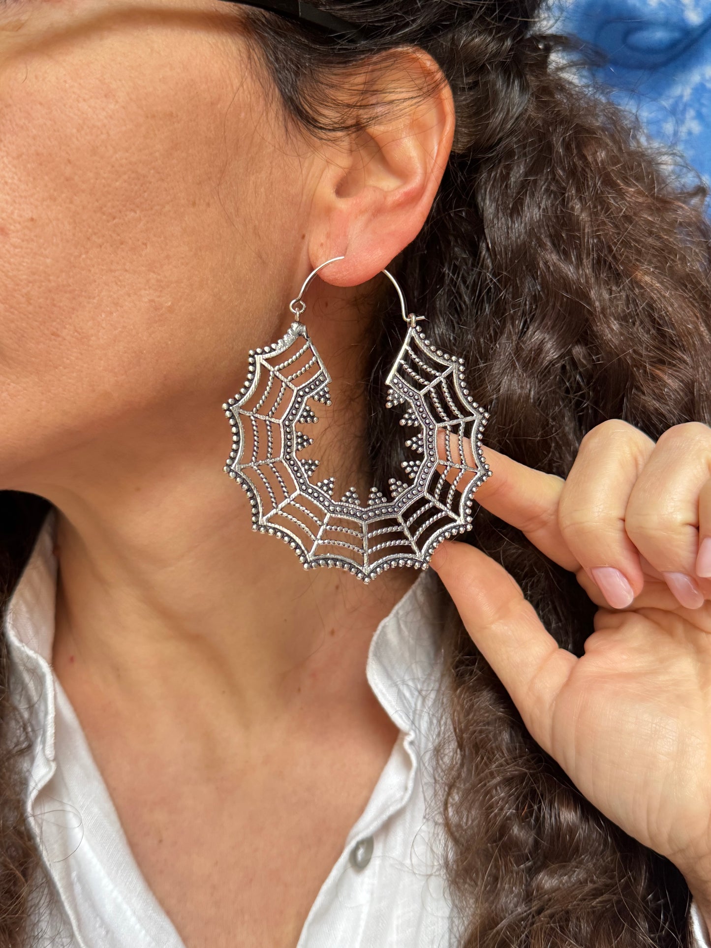 Orecchini boho argentati cerchi ragnatela