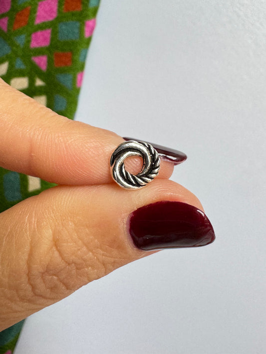 Single earring in 925 silver with a vortex shape