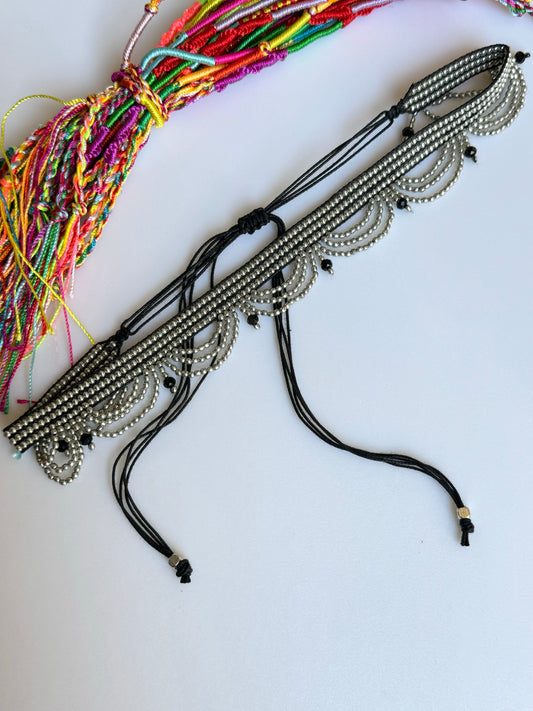 Silberner und schwarzer Perlenkragen