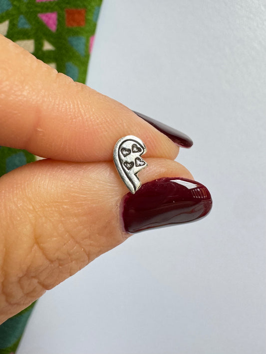 Single lobe earring in 925 silver with a half-heart shape