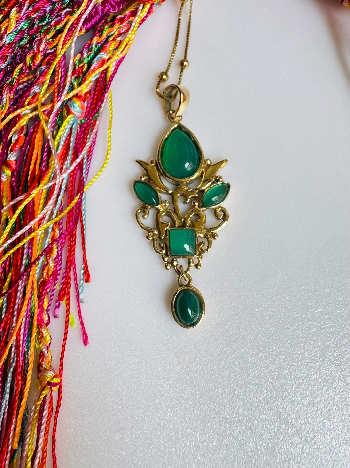 Collana dorata con ciondolo verde