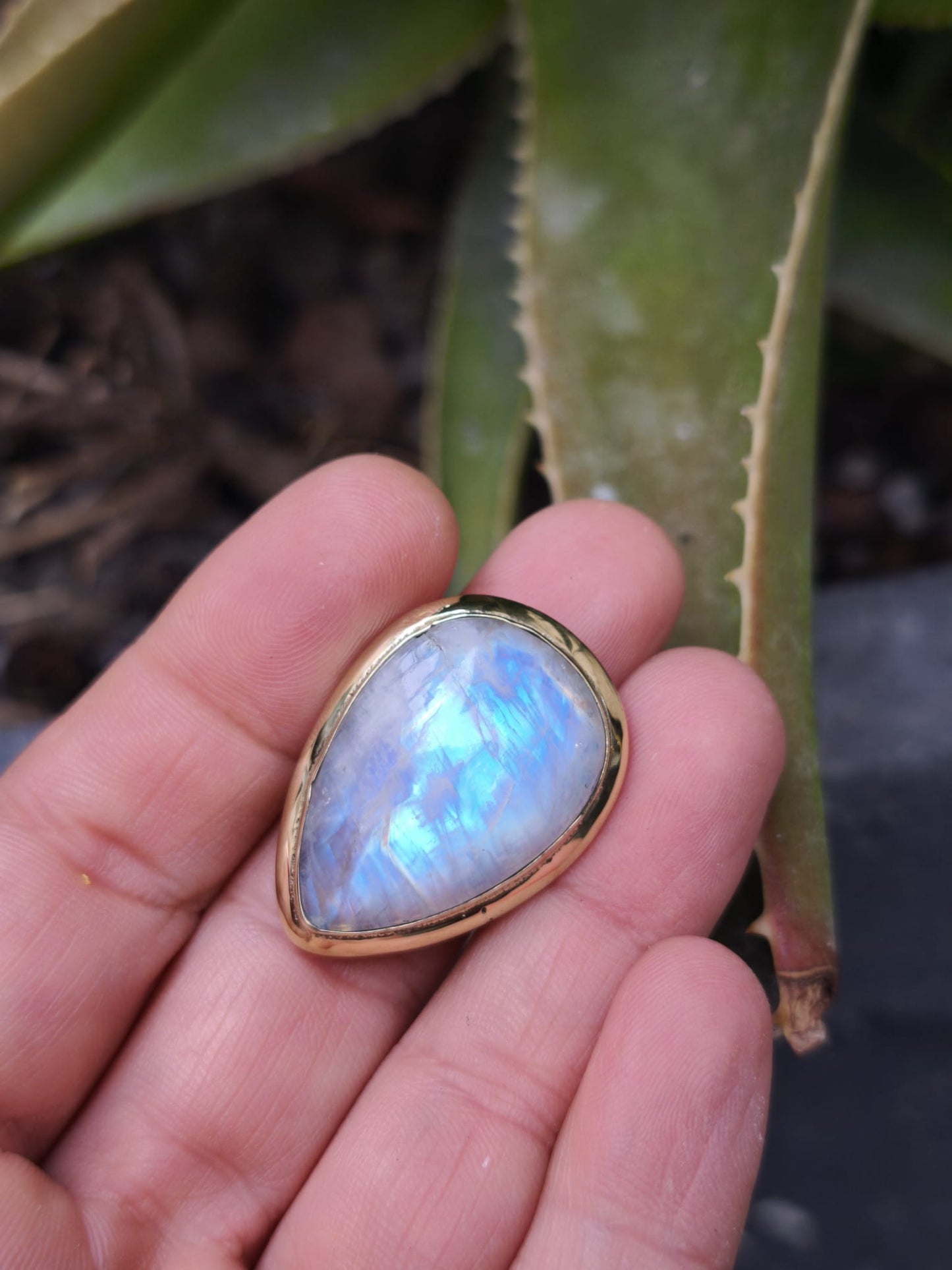 Anello boho dorato pietra di luna arcobaleno Maila