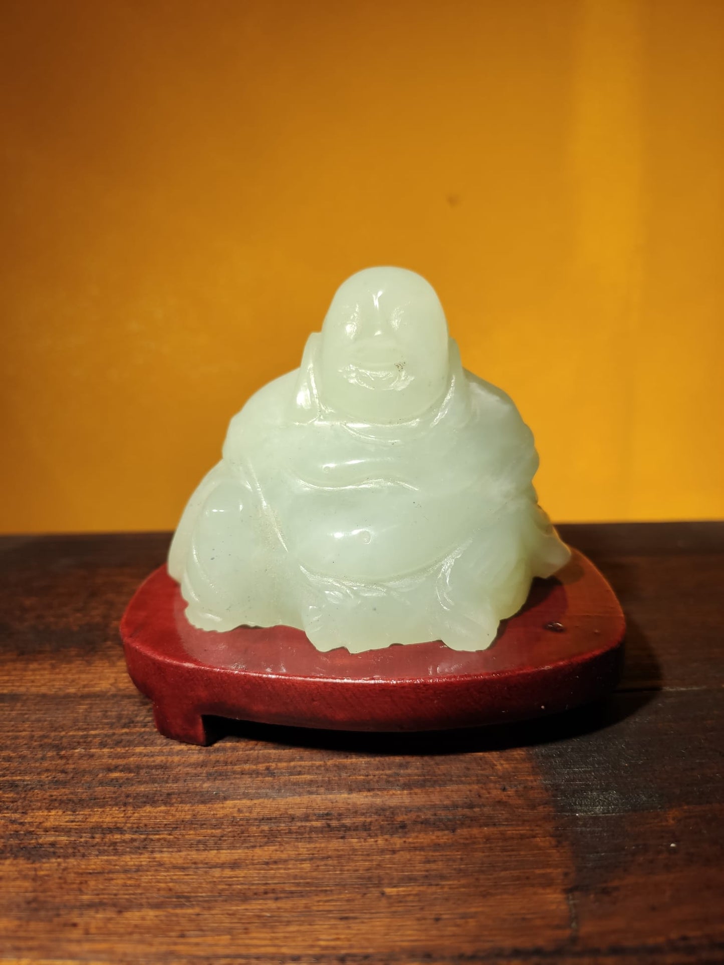 Buddha auf Sockel, harte Steine, indische Jade, grüne Jade