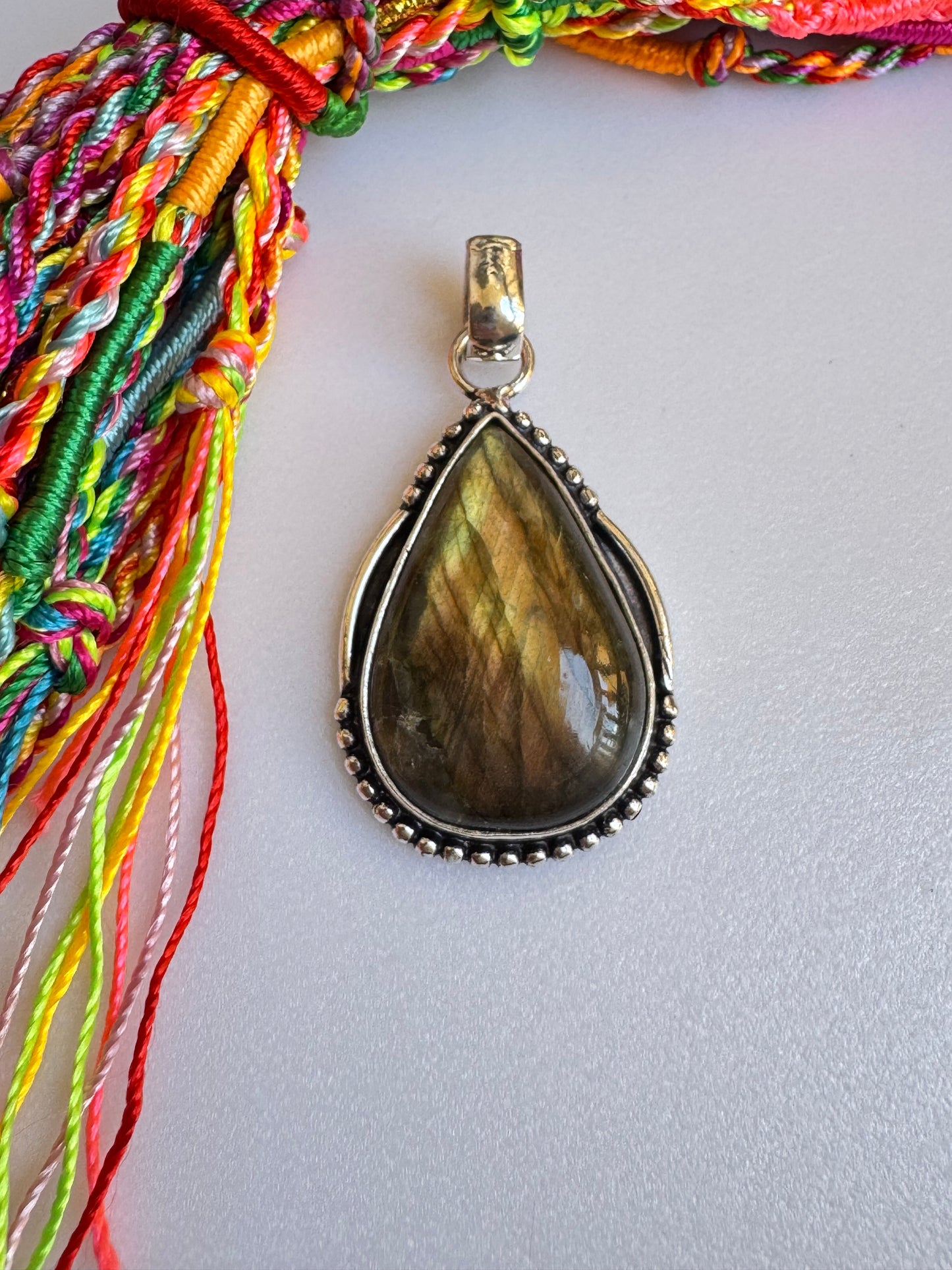 Ciondolo boho argentato labradorite