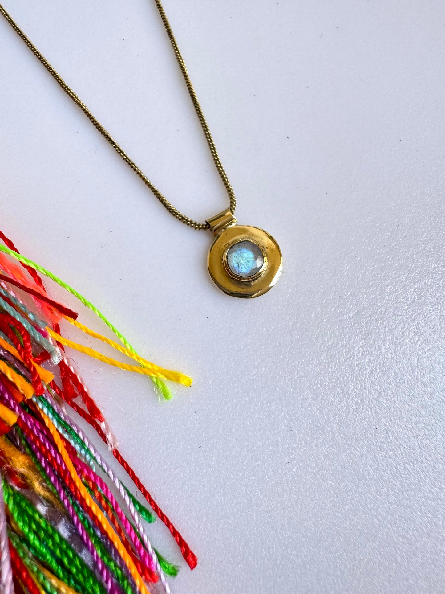 Collana dorata con ciondolo pietra di luna