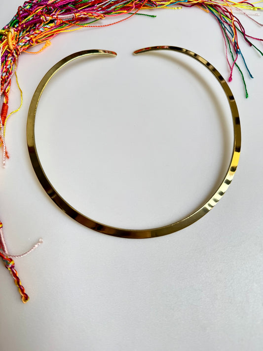 Thin smooth gold collar