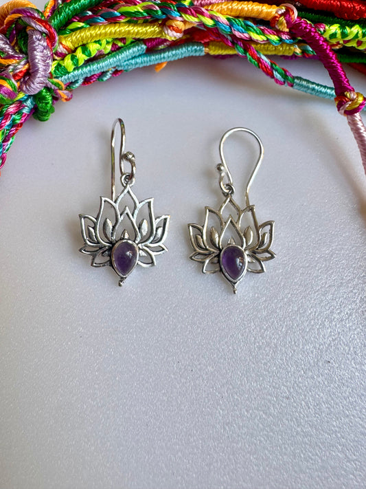 Lila-silberne Boho-Ohrringe