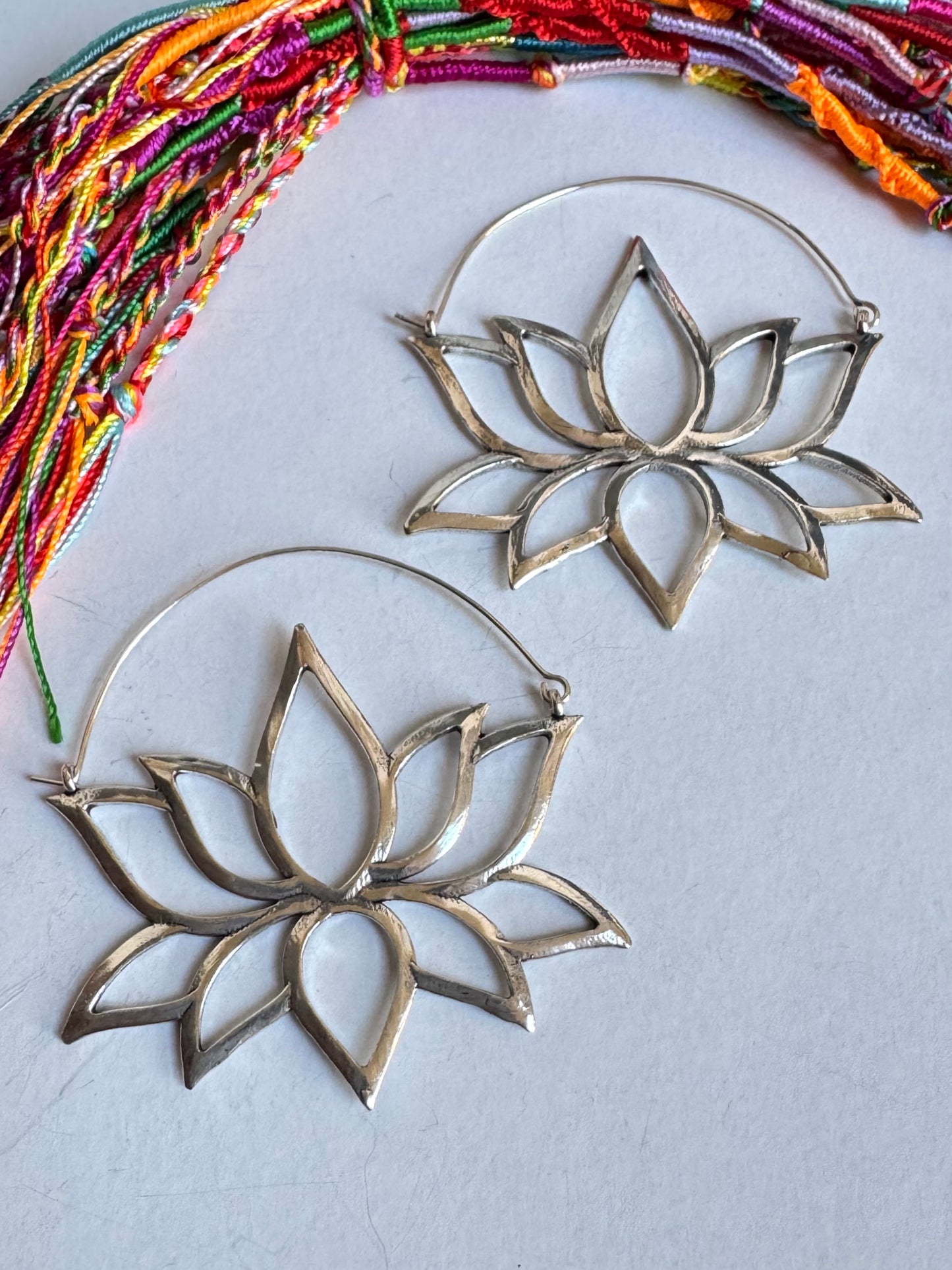 Orecchini boho argentati cerchi fiore di loto