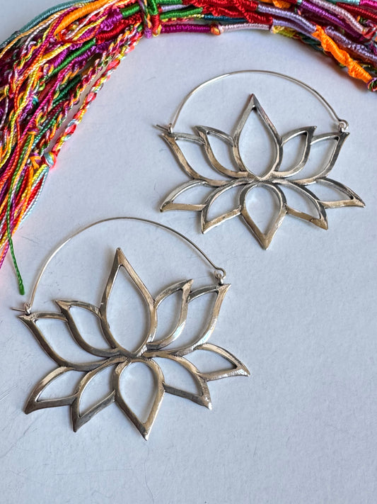 Orecchini boho argentati cerchi fiore di loto