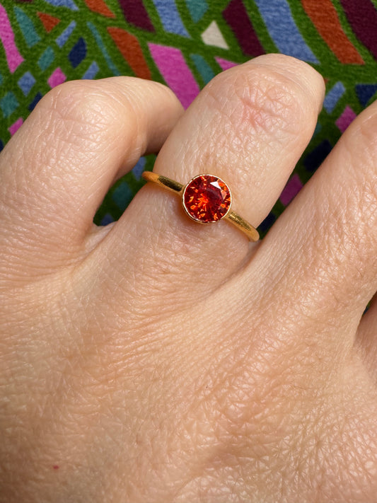 Orangefarbener goldener Ring