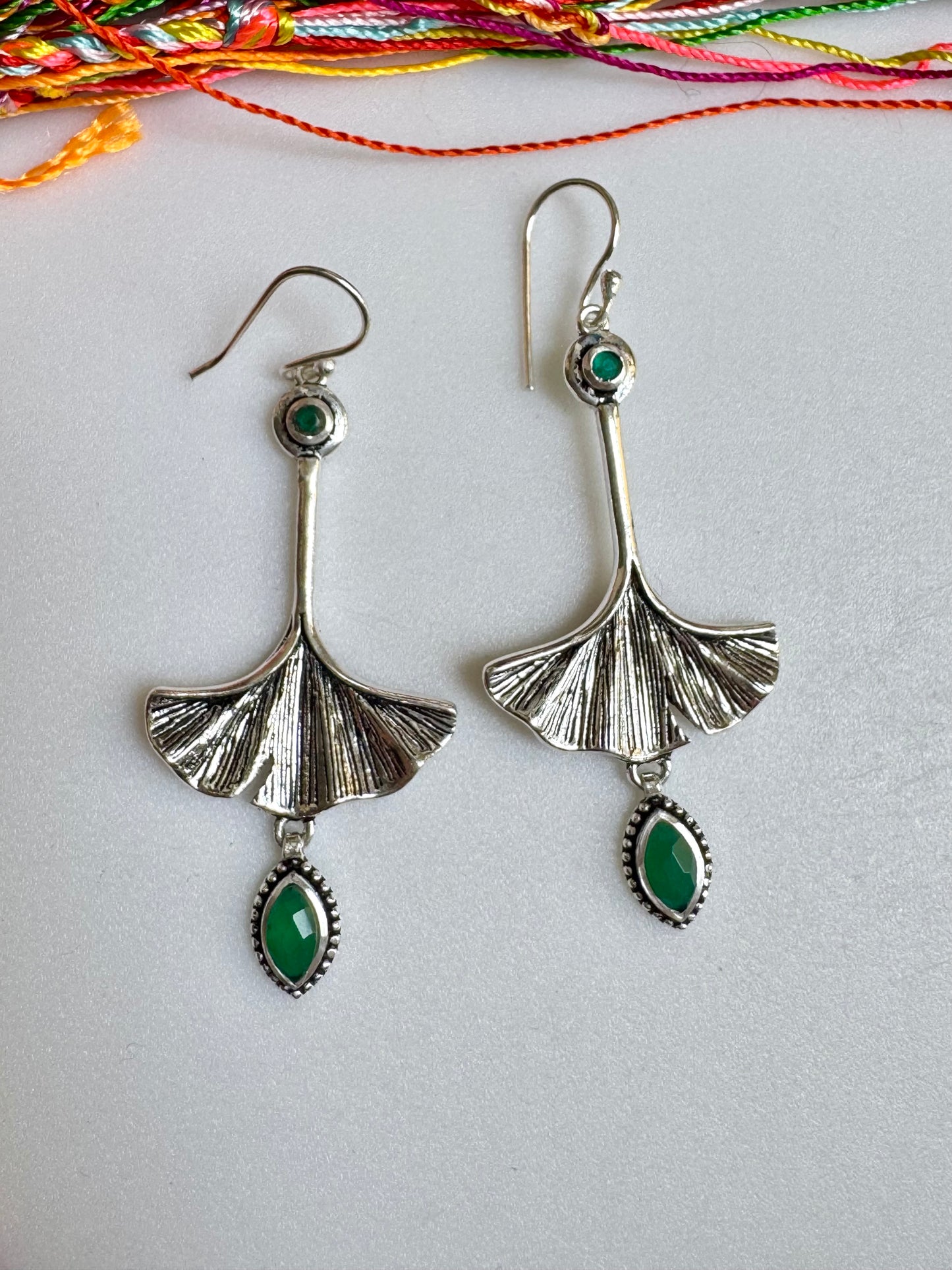 Orecchini boho argentato ginkgo verde