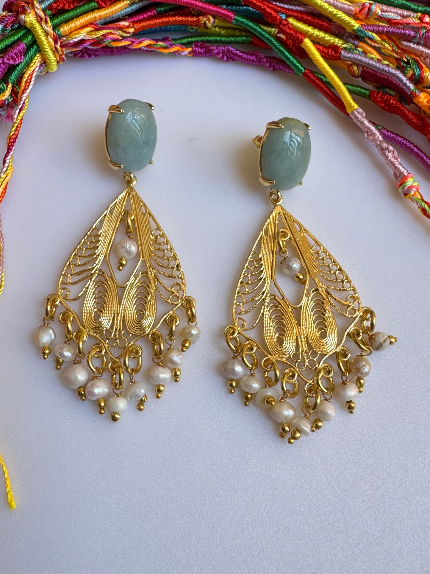 Goldene Ohrringe mit grünem Filigran und weißen Perlen