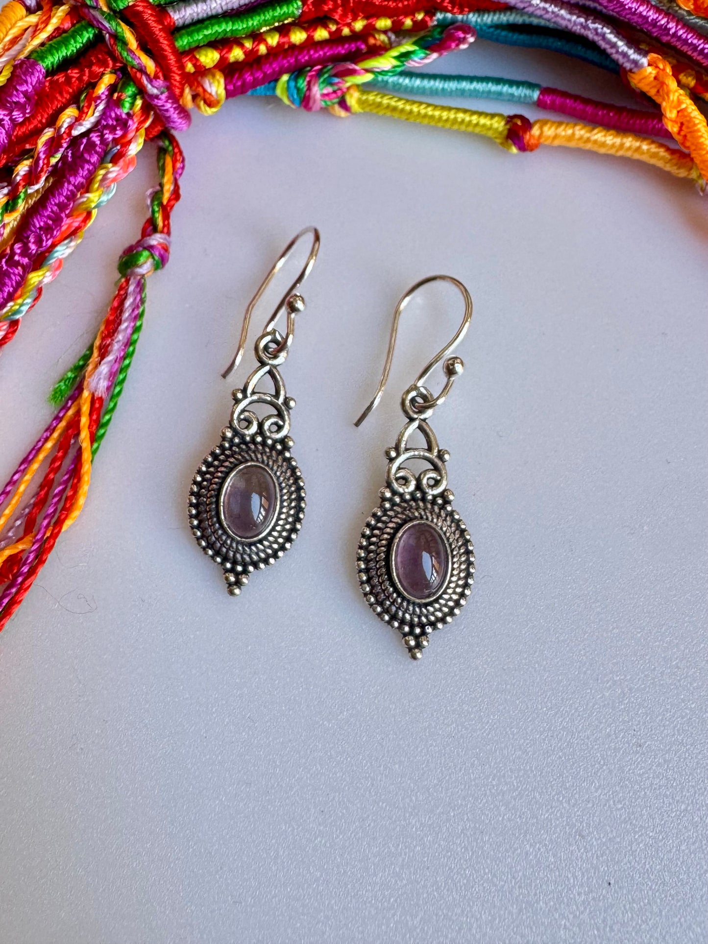 Orecchini boho argentato viola V2
