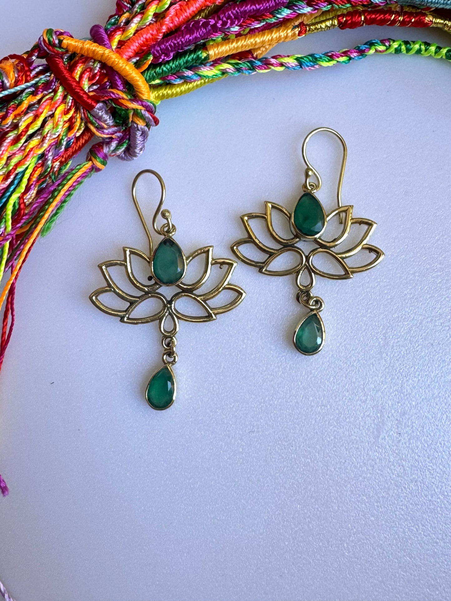 Orecchini boho dorato fiore di loto verde