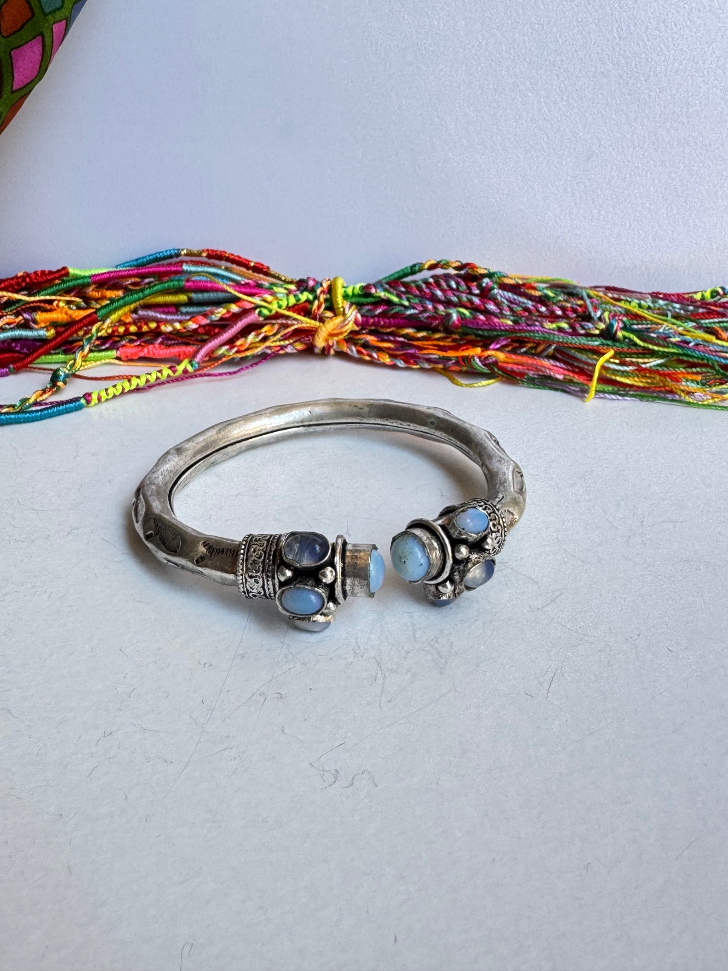 Bracciale boho argentato bianco e celeste