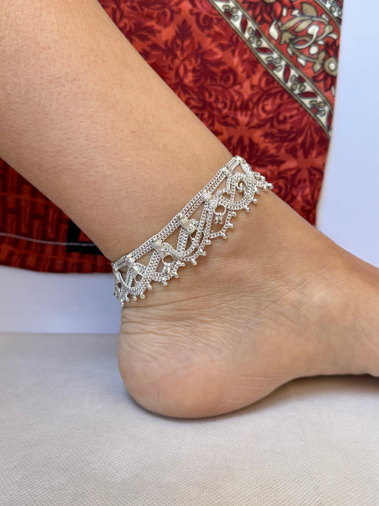 Silbernes Fußkettchen mit Quadraten und Kreisen 6