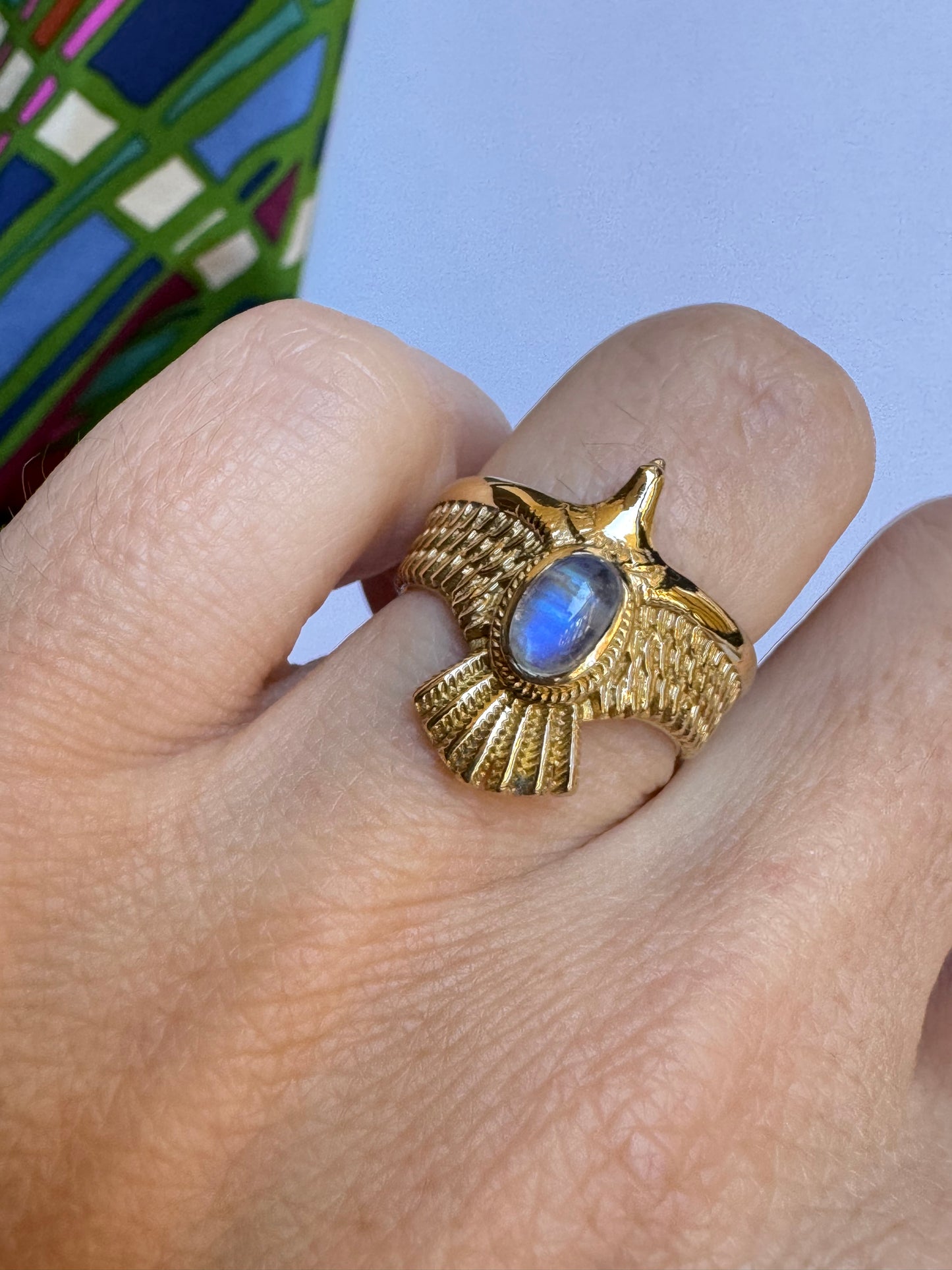 Anello boho dorato pietra di luna arcobaleno