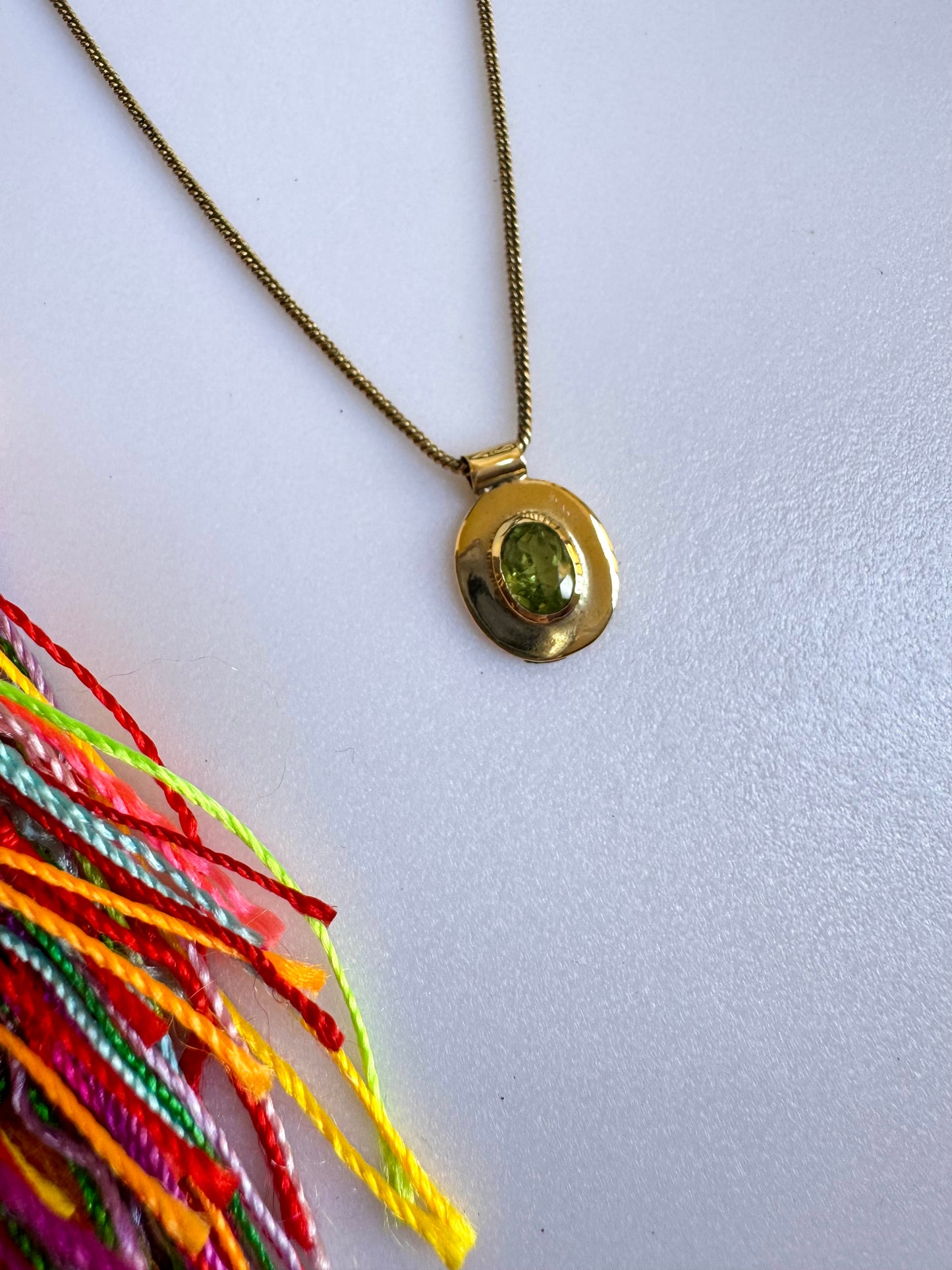 Collana dorata con ciondolo verde