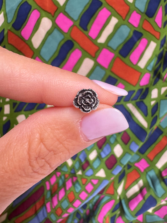 Single lobe earring in 925 silver with a peony