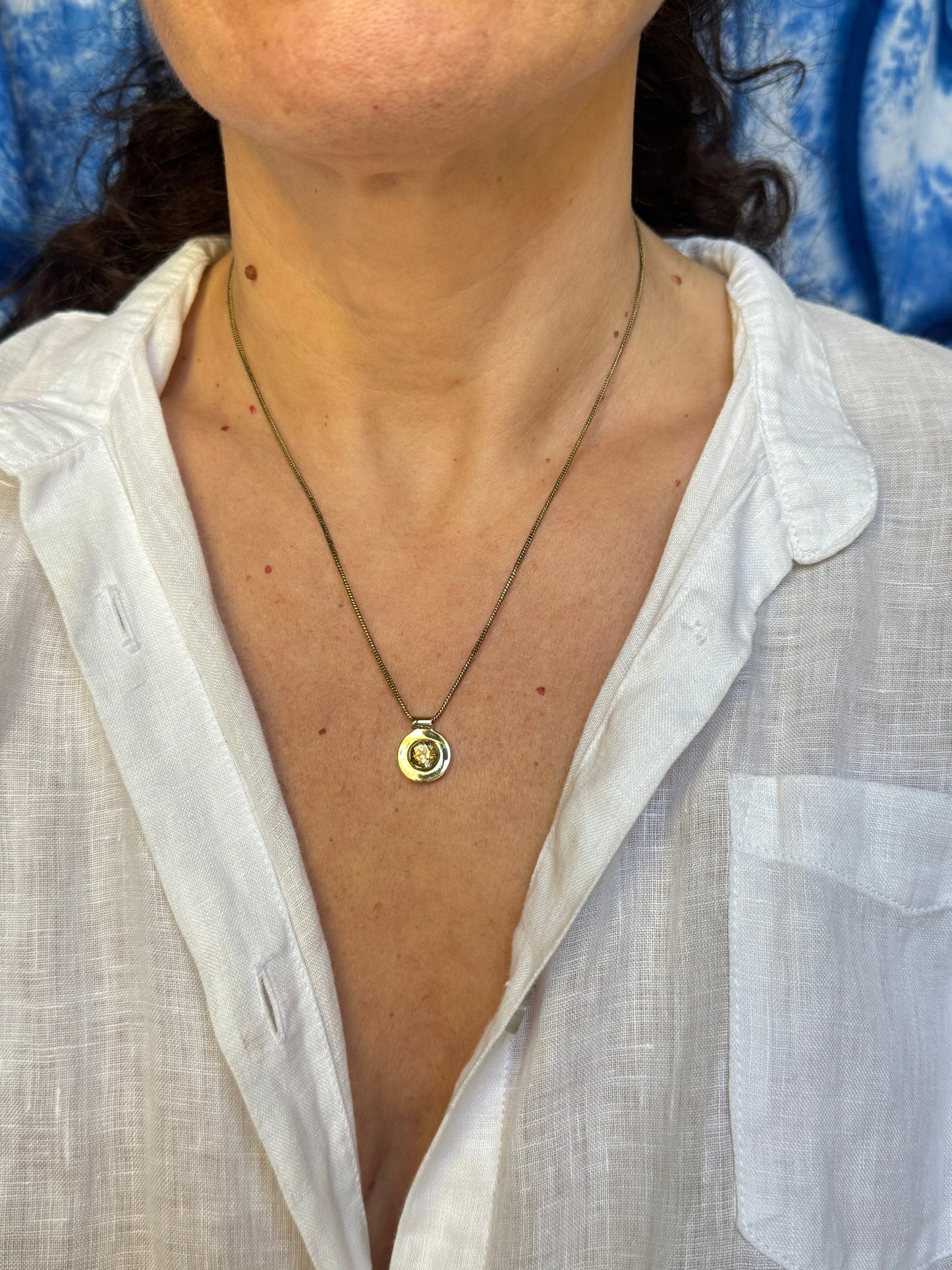 Collana dorata con ciondolo giallo