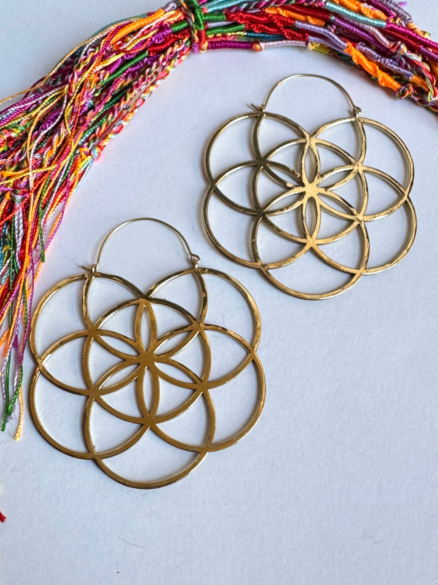 Orecchini boho dorati cerchi fiore della vita