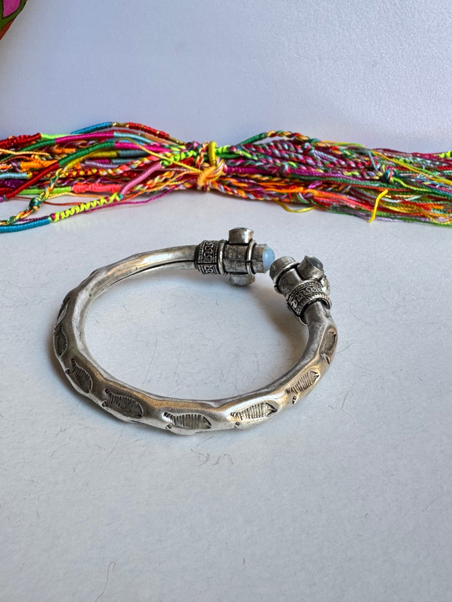 Bracciale boho argentato bianco e celeste