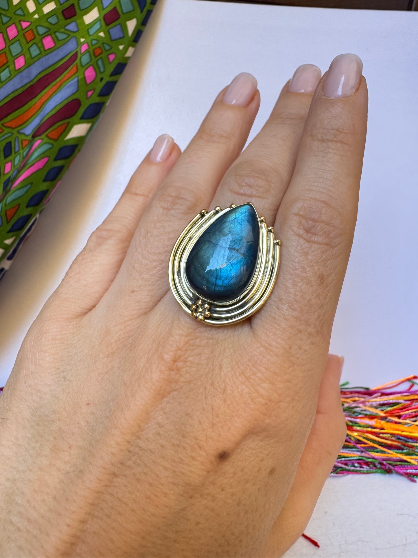 Anello boho dorato labradorite regolabile