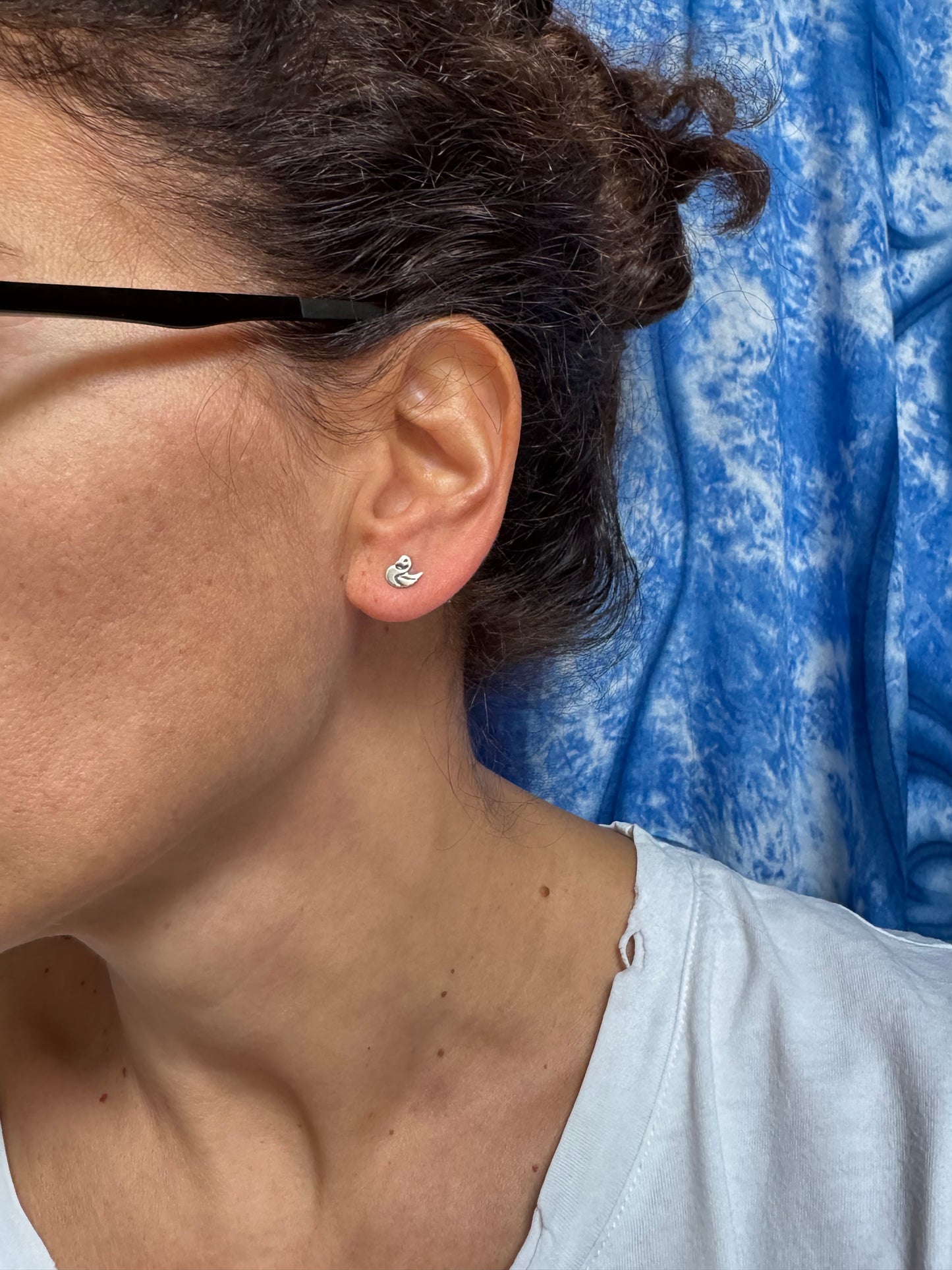 Single lobe earring in 925 silver with a swan