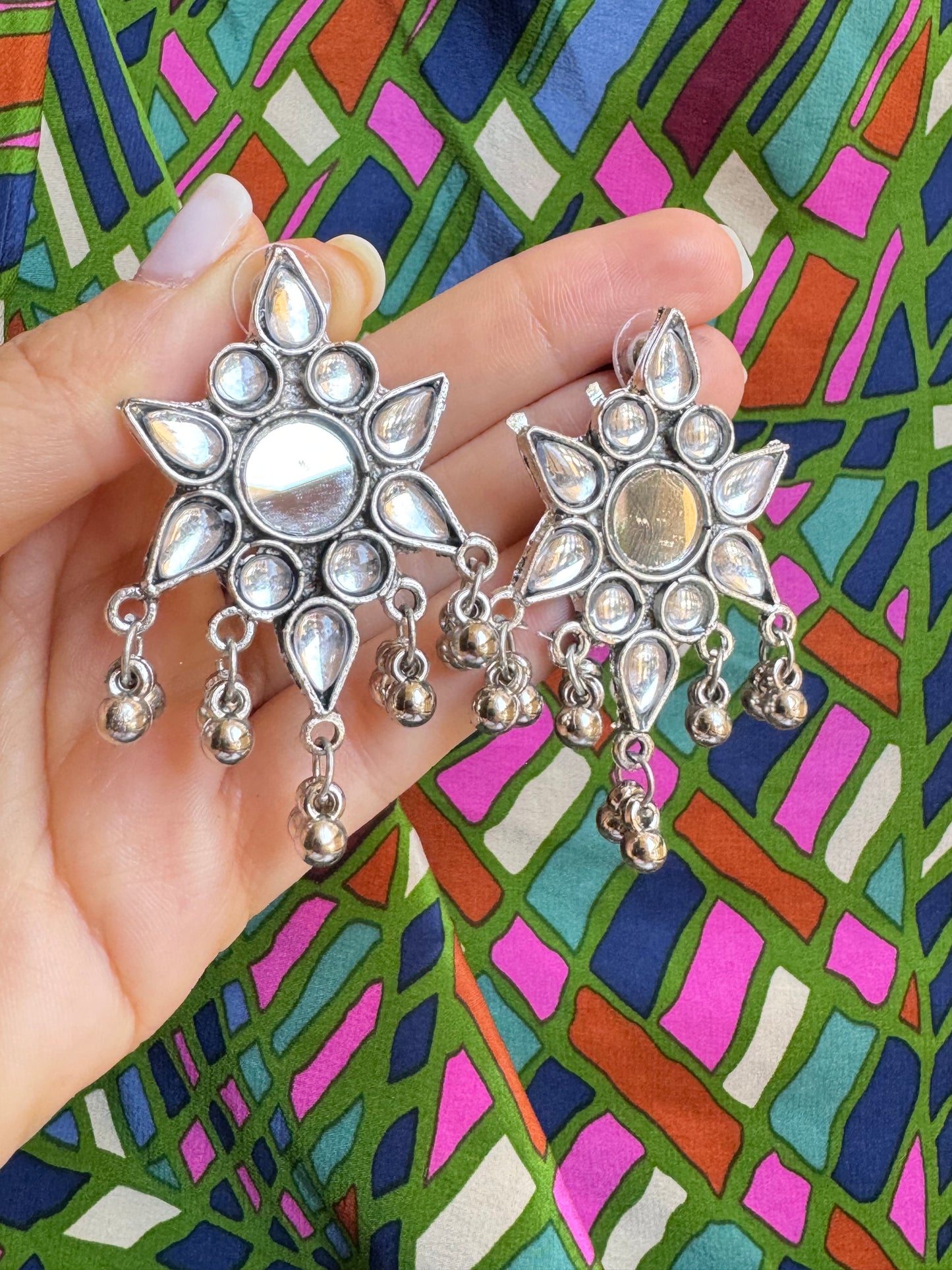 Long necklace and earrings in silver metal with India mirrors