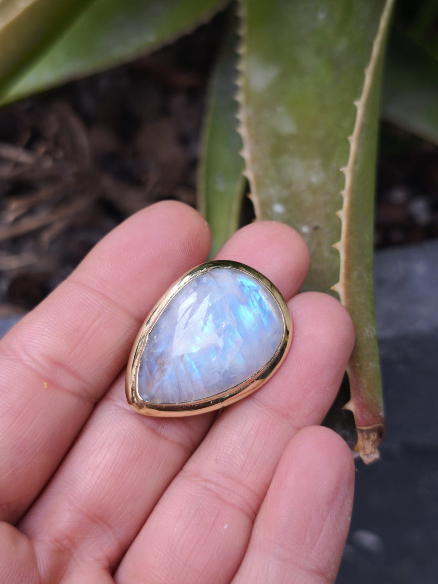 Anello boho dorato pietra di luna arcobaleno Maila