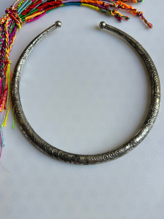 Silberner Kragen mit Locken und Blumen