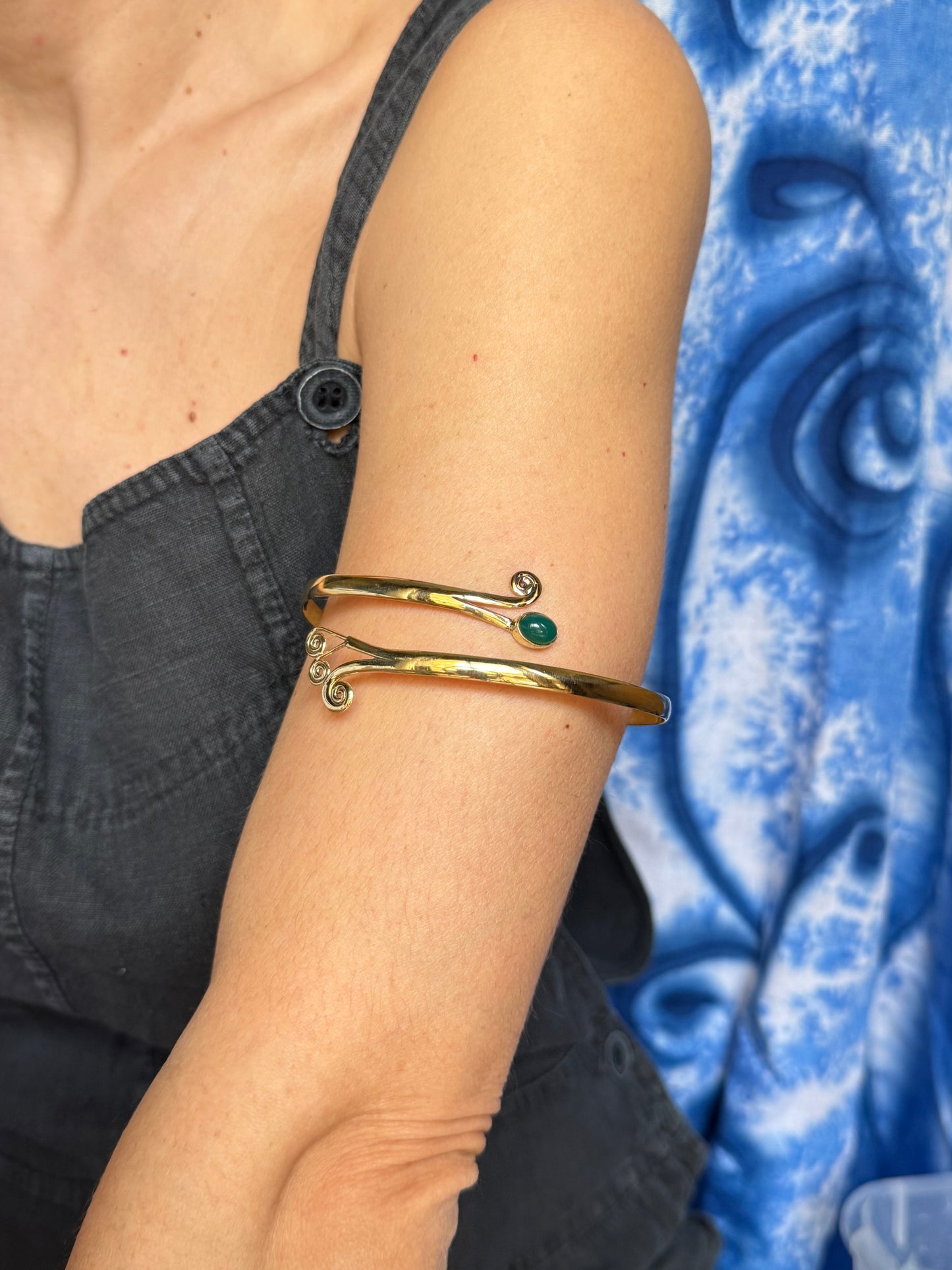 Bracciale braccio boho dorato verde