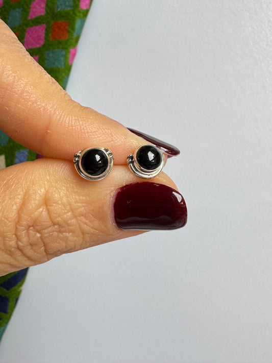 Mini stud earrings in 925 silver, black onyx
