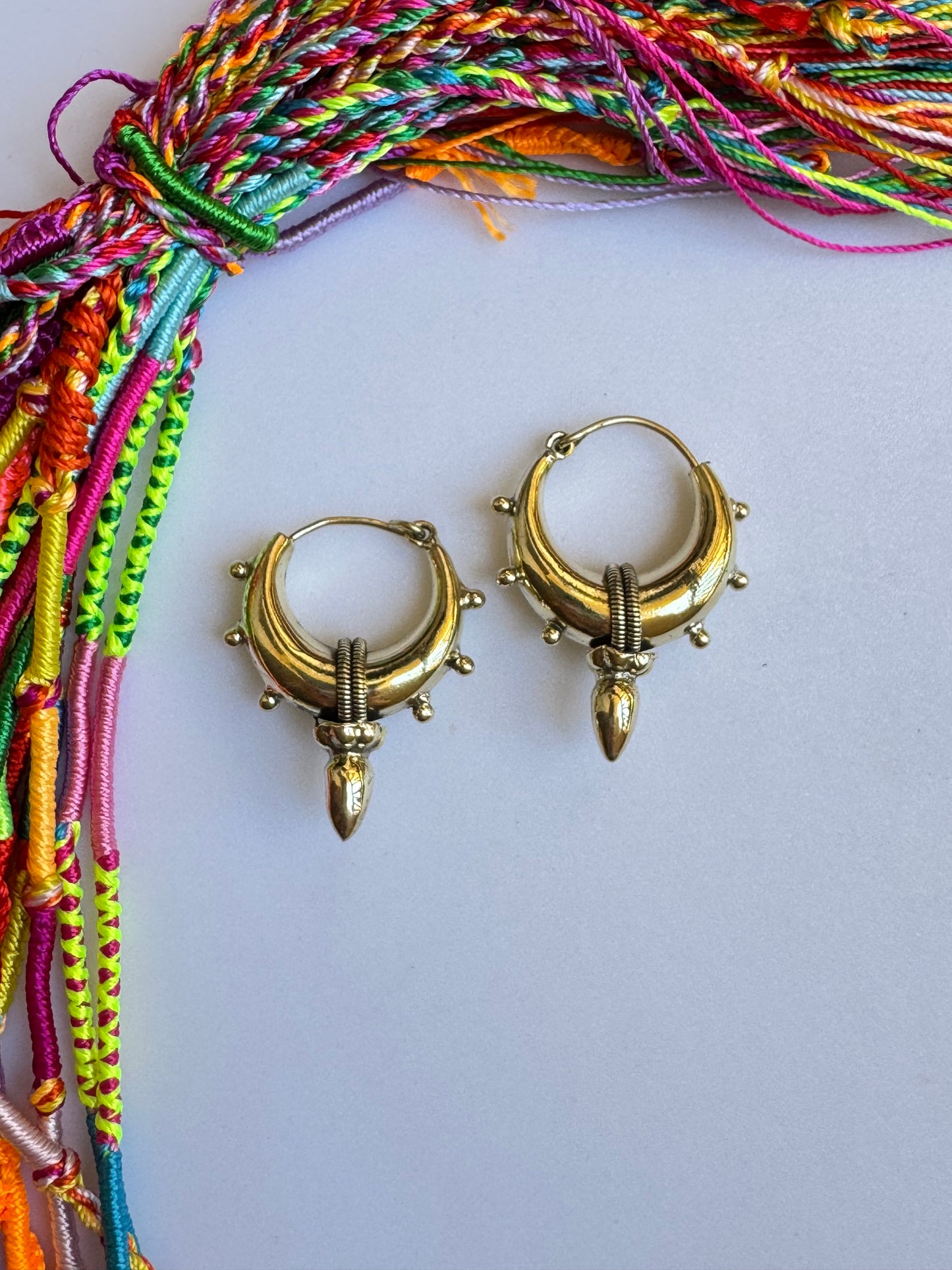 Orecchini boho dorato tribali bombati punta